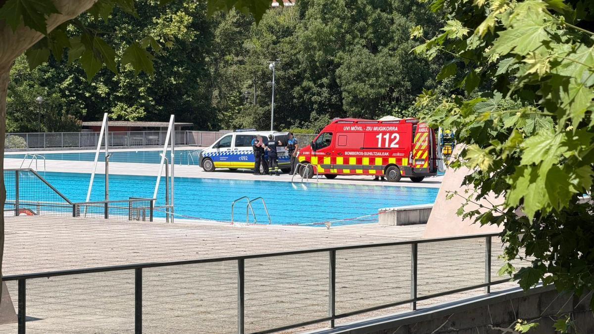 Polícia Municipal y una ambulancia, en las piscinas de Aranzadi este jueves por la mañana. DNN