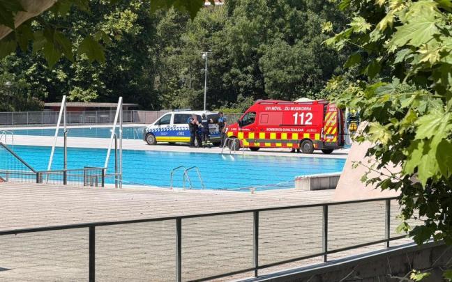 Polícia Municipal y una ambulancia, en las piscinas de Aranzadi este jueves por la mañana. DNN