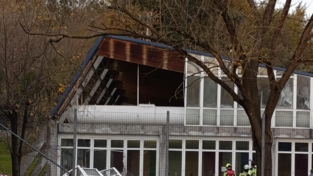 Cubierta de las piscinas de Trapagaran afectada por el viento. ONDA VASCA