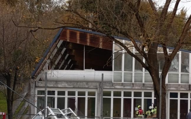 Cubierta de las piscinas de Trapagaran afectada por el viento. ONDA VASCA