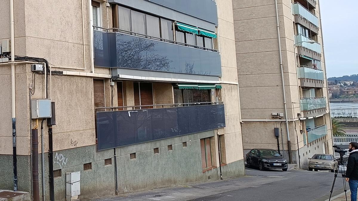 Los propietarios ya pueden acceder a la vivienda que estaba okupada en la calle Mariano Ciriquiain de Portugalete M. A. Pardo