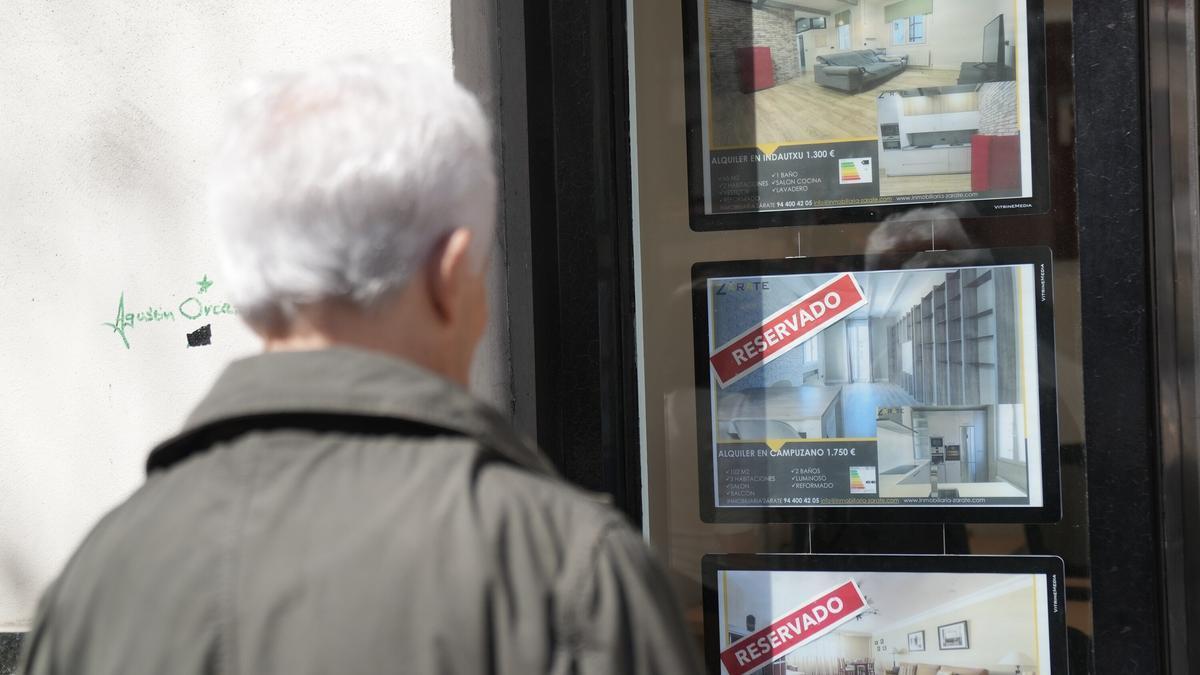 Pisos en alquiler en una inmobiliaria del centro de Bilbao. Markel Fernández