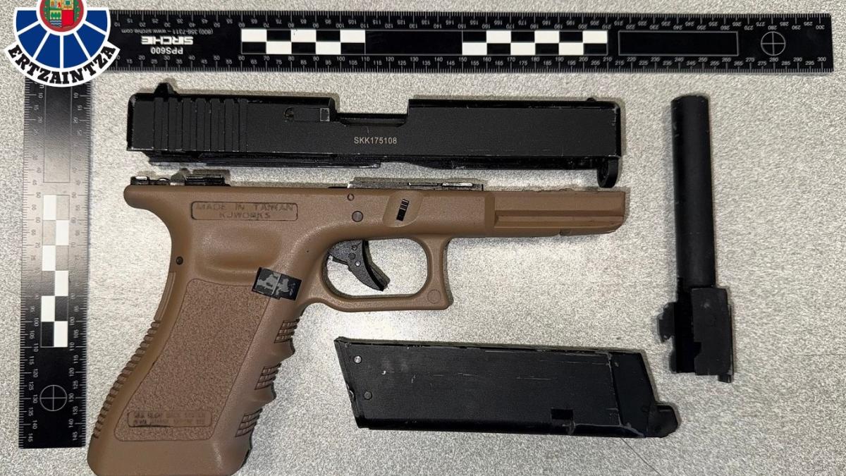 Pistola simulada incautada por la Ertzaintza en Oñati. DEPARTAMENTO DE SEGURIDAD