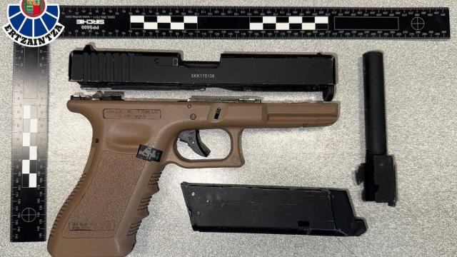 Pistola simulada incautada por la Ertzaintza en Oñati. DEPARTAMENTO DE SEGURIDAD
