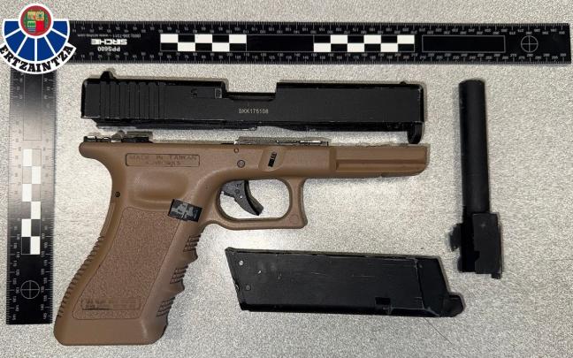 Pistola simulada incautada por la Ertzaintza en Oñati. DEPARTAMENTO DE SEGURIDAD