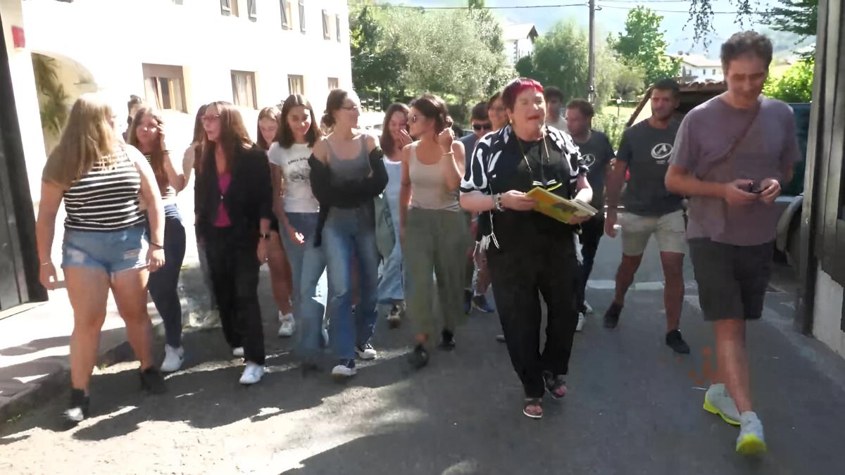  Mariasun Landa, reconocida escritora y ganadora de los premios Euskadi y Nacional de Literatura Infantil y Juvenil durante la visita