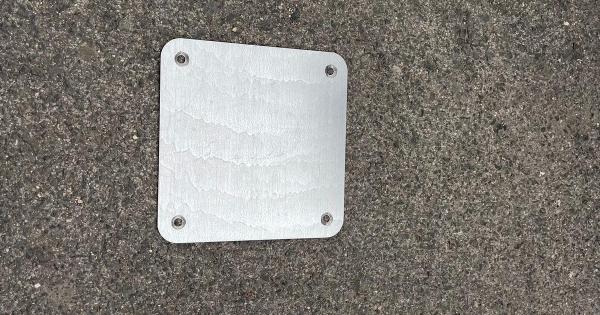 Contenedores de Gasteiz en los que se ha instalado el nuevo sistema contra vuelcos. Fotos: Ayuntamiento de Gasteiz