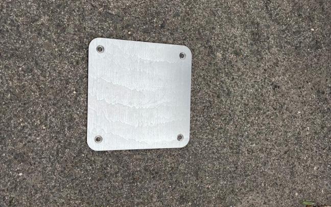 Contenedores de Gasteiz en los que se ha instalado el nuevo sistema contra vuelcos. Fotos: Ayuntamiento de Gasteiz