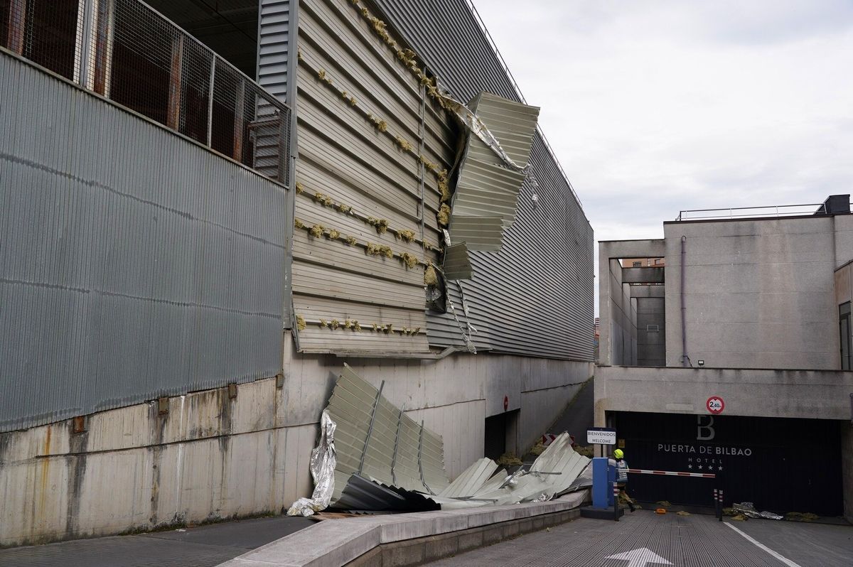 Estado de la fachada lateral de Leroy Merlín en Barakaldo |Oskar M. Bernal | Deia