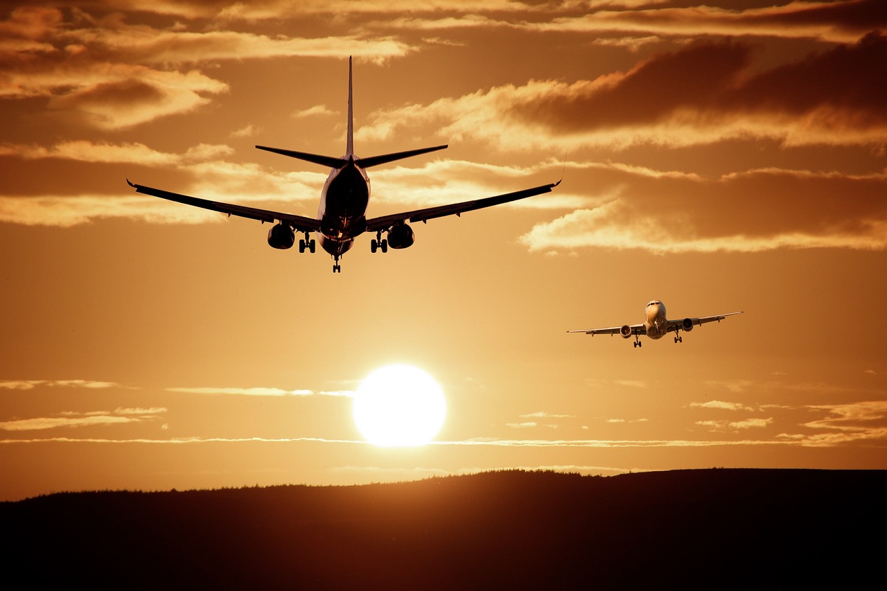 Imagen de dos aviones en vuelo. Foto: PIXABY