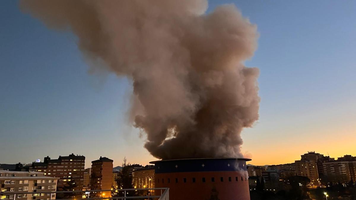 Vista del humo que emanaba a las 07:45 horas de la cúpula del Planetario de Pamplona. Sagrario Zabaleta Echarte.