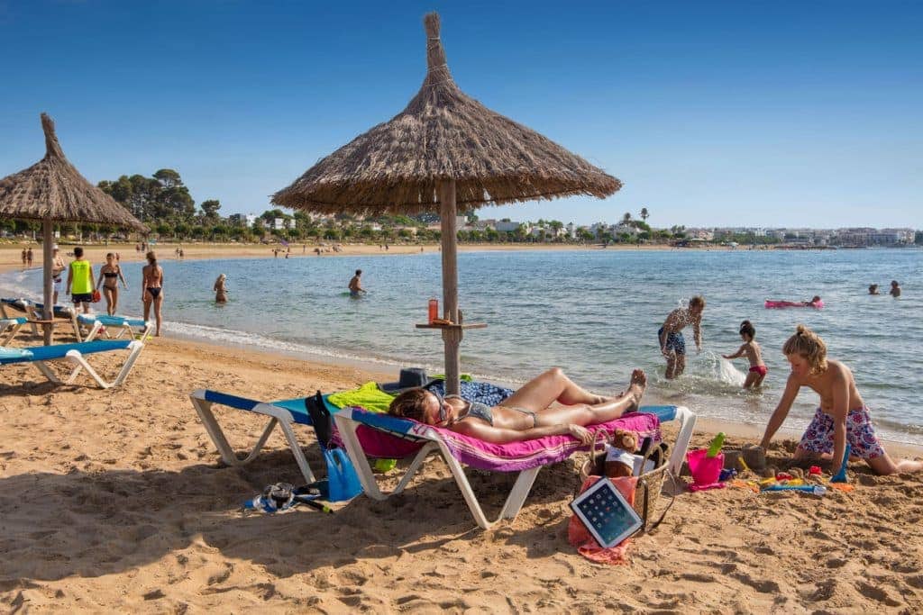 Una playa de la Costa Daurada. FEHT. 