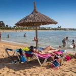 Una playa de la Costa Daurada. FEHT. 