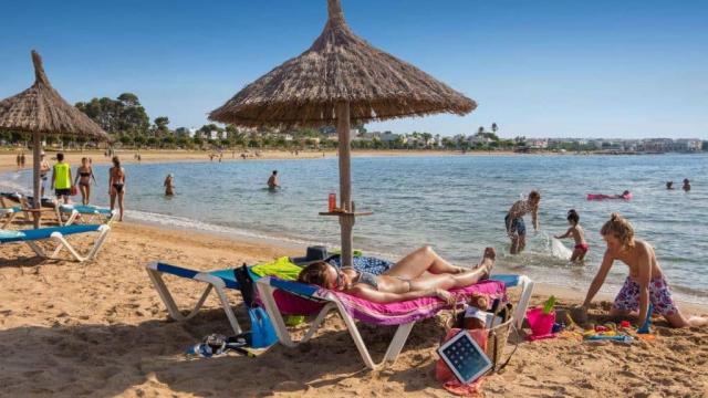 Una playa de la Costa Daurada. FEHT. Una playa de la Costa Daurada. FEHT.