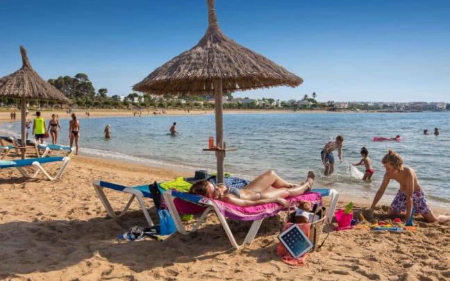 Una playa de la Costa Daurada. FEHT. 
