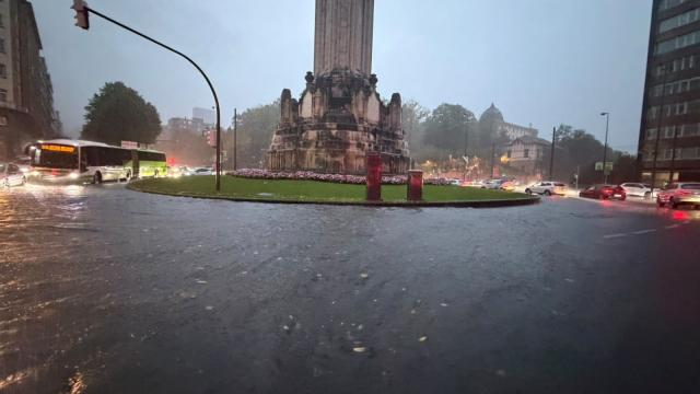 Plaza Sagrado Corazón de Bilbao inundada. MARKEL FERNÁNDEZ/BORJA GUERRERO