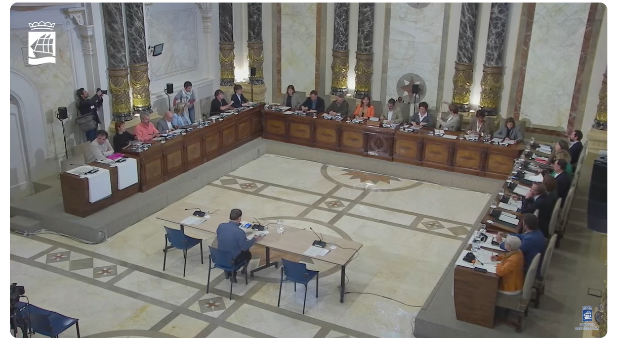 Imagen del pleno extraordinario de esta mañana en el Ayuntamiento de Donostia