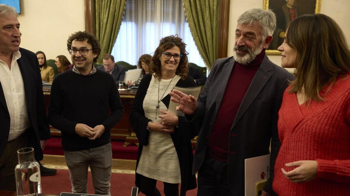 Representantes de EH Bildu, PSN, Geroa Bai y Contigo, en el Pleno ayer del Ayuntamiento de Pamplona. UNAI BEROIZ