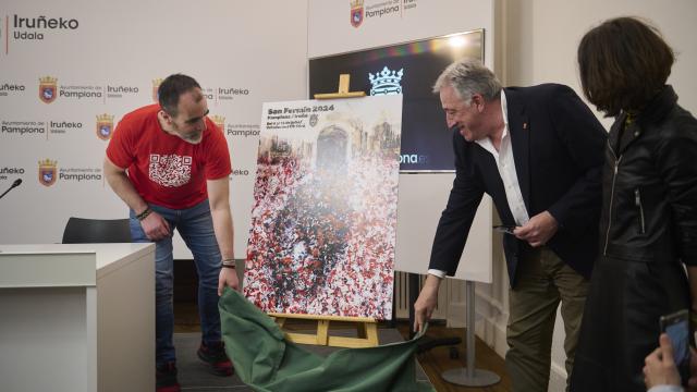 El alcalde de Pamplona, Joseba Asiron, destapa el cartel ganador junto a su autor. Foto: Ayuntamiento de Pamplona