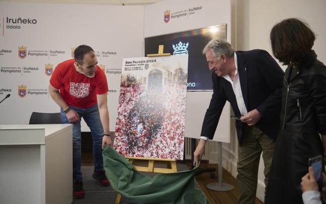 El alcalde de Pamplona, Joseba Asiron, destapa el cartel ganador junto a su autor. Foto: Ayuntamiento de Pamplona El alcalde de Pamplona, Joseba Asiron, destapa el cartel ganador junto a su autor. Foto: Ayuntamiento de Pamplona