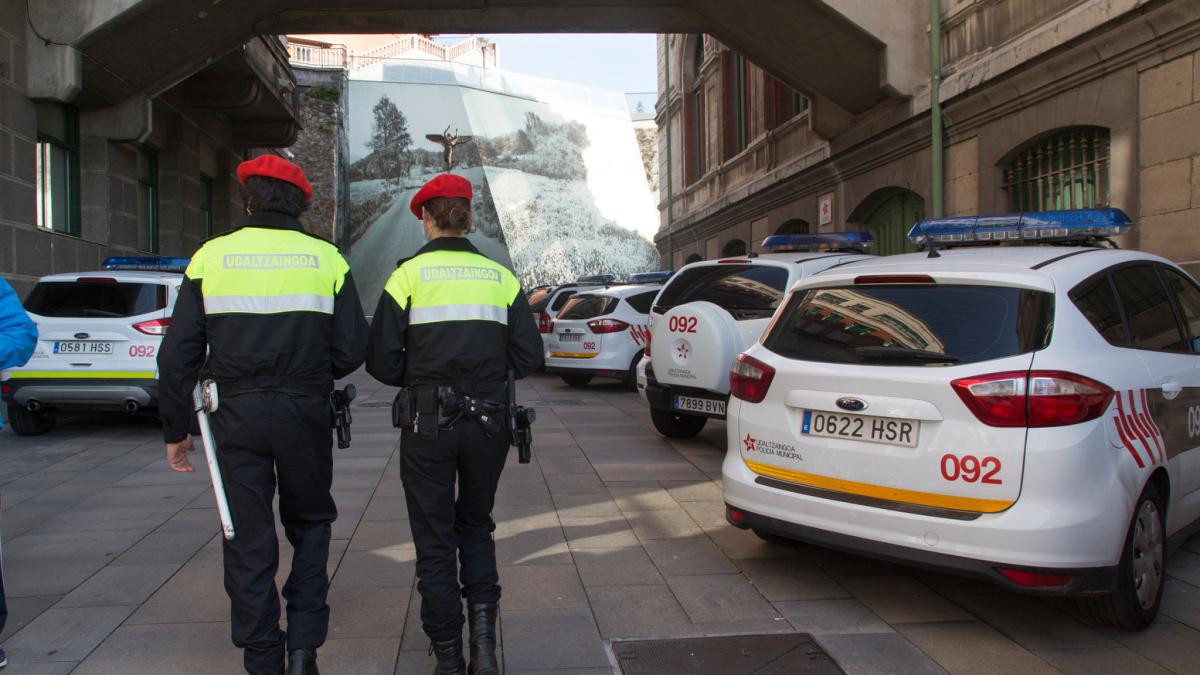 Imagen de archivo de dos agentes de la Policía Municipal de Bilbao | AYTO. BILBAO