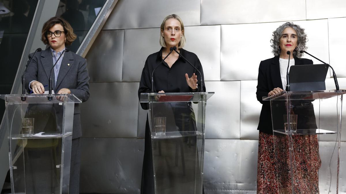 Elixabete Etxanobe e Ibone Bengoetxea junto a la directora del Guggenheim en un acto previo. Archivo.