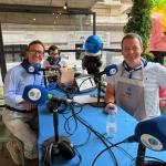 Txema Gutiérrez estrena el delantal exclusivo de Onda Vasca junto a Moisés Omeñaca, CEO de Uniformes Moyua / ONDA VASCA