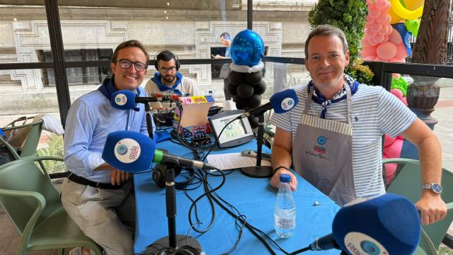 Txema Gutiérrez estrena el delantal exclusivo de Onda Vasca junto a Moisés Omeñaca, CEO de Uniformes Moyua / ONDA VASCA
