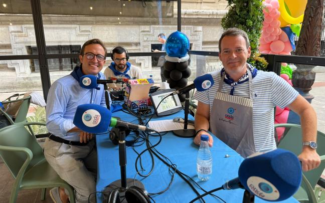 Txema Gutiérrez estrena el delantal exclusivo de Onda Vasca junto a Moisés Omeñaca, CEO de Uniformes Moyua / ONDA VASCA