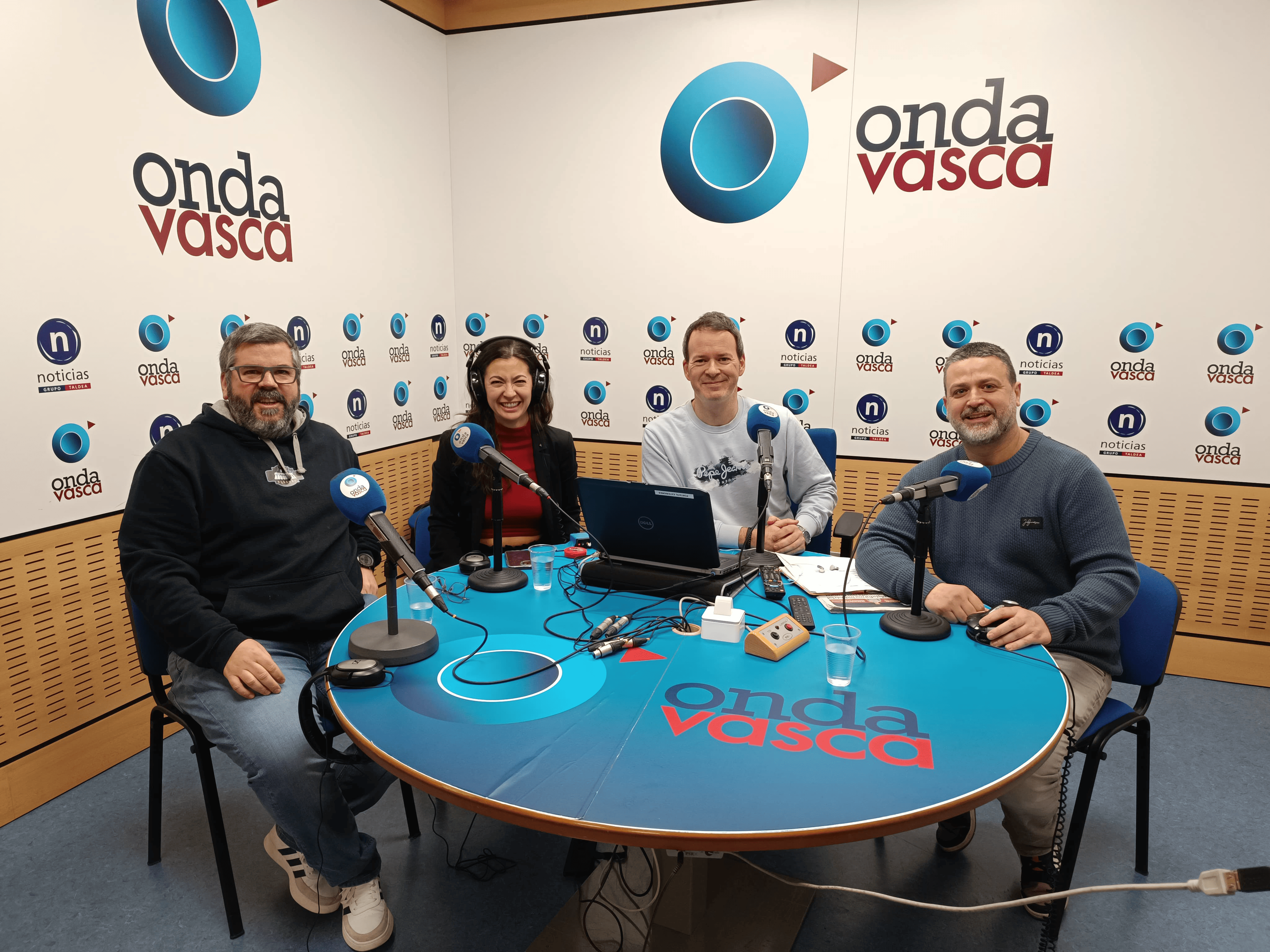 De izquierda a derecha: Gorka Artaza, Andrea Fernández, Txema Gutiérrez y Zigor Vallejo en los estudios de ONDA VASCA