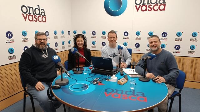 De izquierda a derecha: Gorka Artaza, Andrea Fernández, Txema Gutiérrez y Zigor Vallejo en los estudios de ONDA VASCA