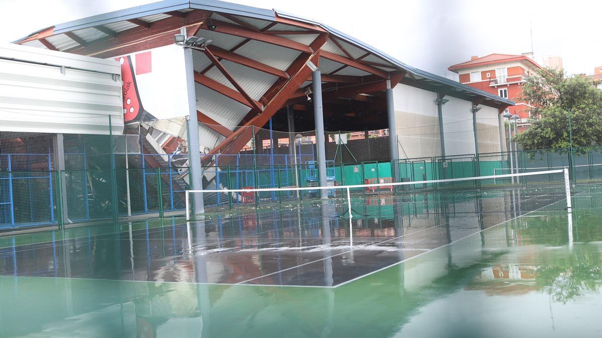 Imagen del desplome de la cubierta de la pista de tenis y pádel de San Ignazio | Borja Guerrero, Deia
