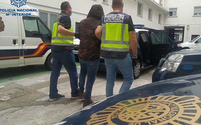 Dos agentes de la Policía Nacional detienen a un hombre de 47 años por distribuir contenido pedófilo por internet. | Policía Nacional