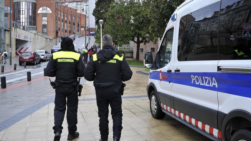 Una patrulla de la Policía Municipal de Bilbao. Oskar González.