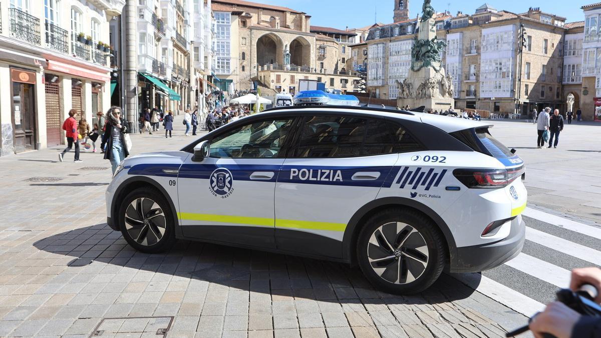  La Policía Local lo localizó en la calle Madrid con un brazo manchado de un polvo negro y grasiento / Noticias de Álava