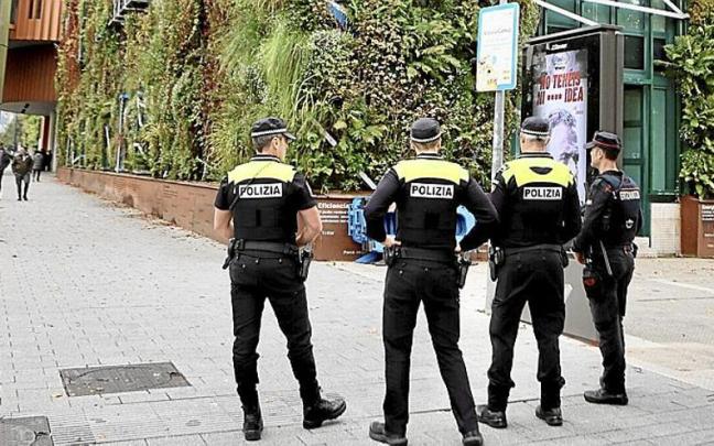 El hombre, de 34 años, también habría ordenado a su perro atacar a los agentes cuando acudieron al domicilio / Noticias de Álava