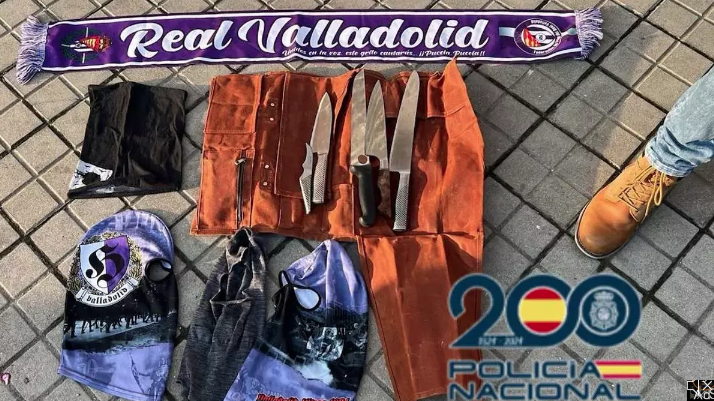 Los objetos intervenidos al aficionado radical del Valladolid. POLICÍA NACIONAL