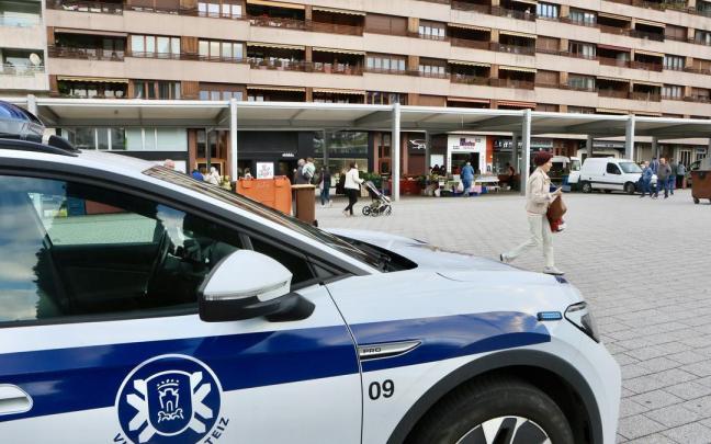 Una patrulla de la Policía Local, junto al mercado. Pilar Barco