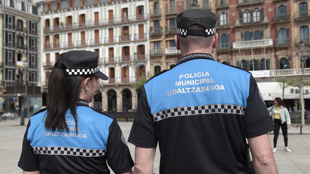 Dos agentes de la Policía Municipal, en la Plaza del Castillo. DNN