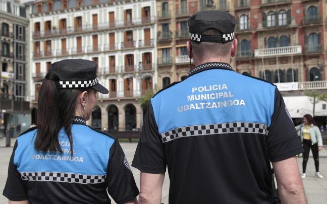 Dos agentes de la Policía Municipal, en la Plaza del Castillo. DNN