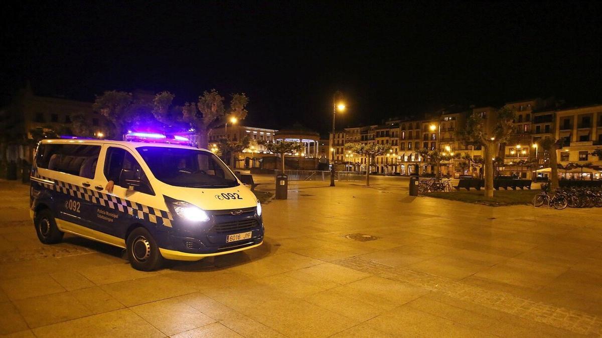 Un furgón de la Policía Municipal en la Plaza del Castillo. Foto: Javier Bergasa