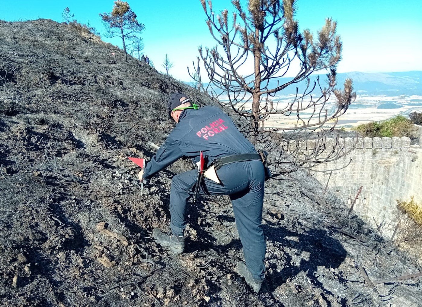 La Policía Foral de Navarra investiga las causas del incendio. POLICIA FORAL X