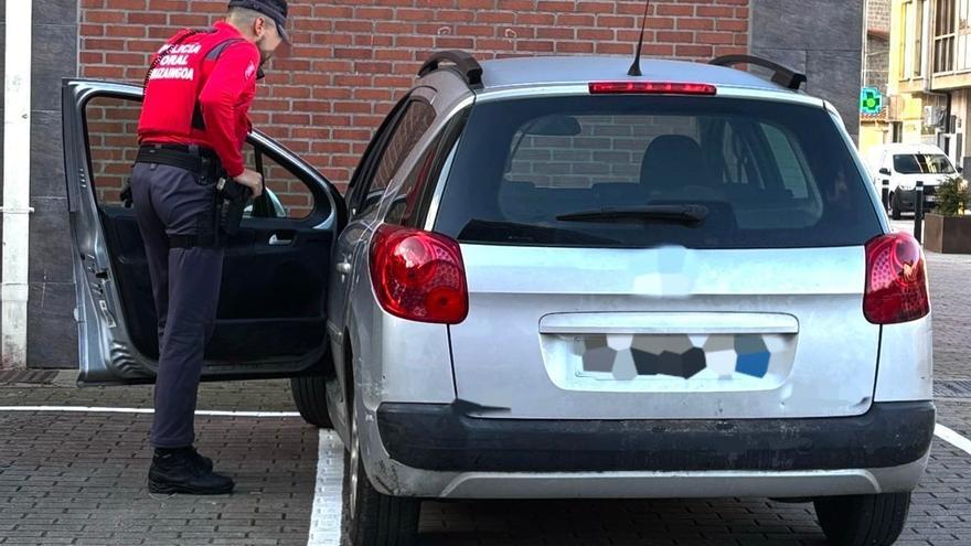 El turismo que el conductor aparcó chocando contra la pared. Policía Foral