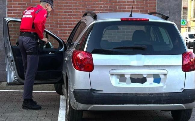 El turismo que el conductor aparcó chocando contra la pared. Policía Foral