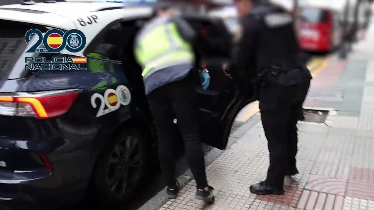 Agentes de la Policía Nacional introducen en un coche policial a un detenido acusado de explotación sexual P.N.