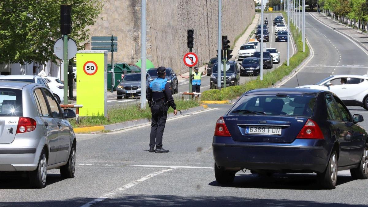 La policía regula el tráfico en Pamplona en pleno apagón. Javier Bergasa.
