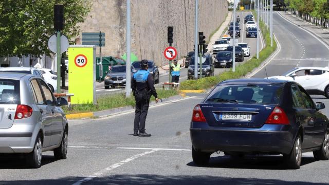 La policía regula el tráfico en Pamplona en pleno apagón. Javier Bergasa. La policía regula el tráfico en Pamplona en pleno apagón. Javier Bergasa.