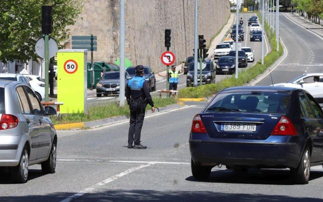 La policía regula el tráfico en Pamplona en pleno apagón. Javier Bergasa.