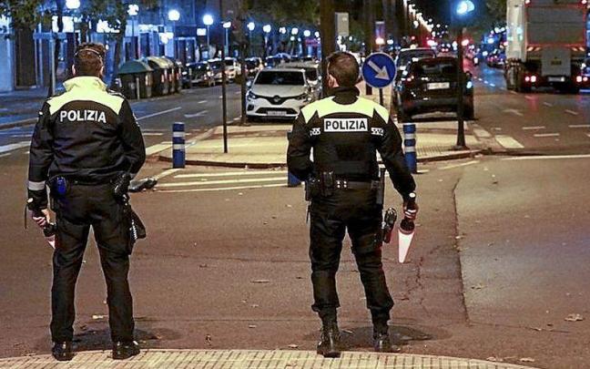 Dos agentes de la Policía Local de Vitoria Alex Larretxi