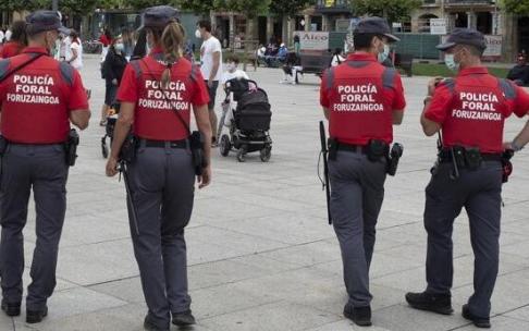 Policías forales, en la Plaza del Castillo / Noticias de Navarra - Unai Beroiz